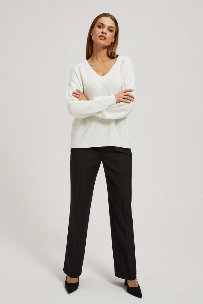 Sweter z dekoltem w serek z koralikami perłowy