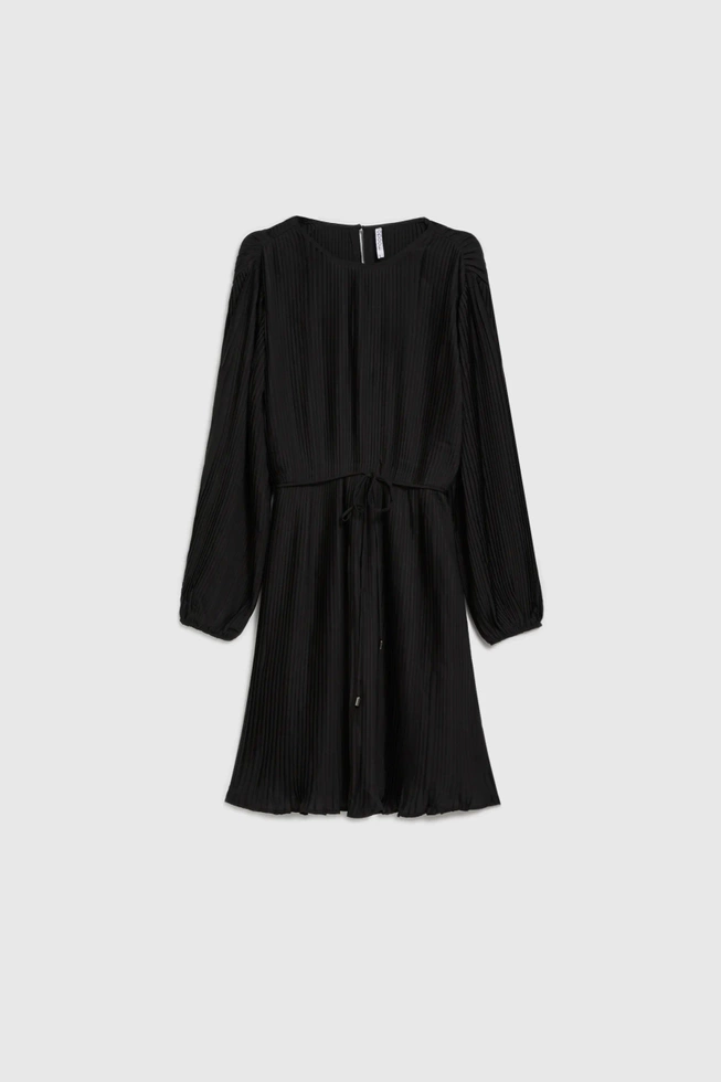 Plisowana sukienka z paskiem czarna