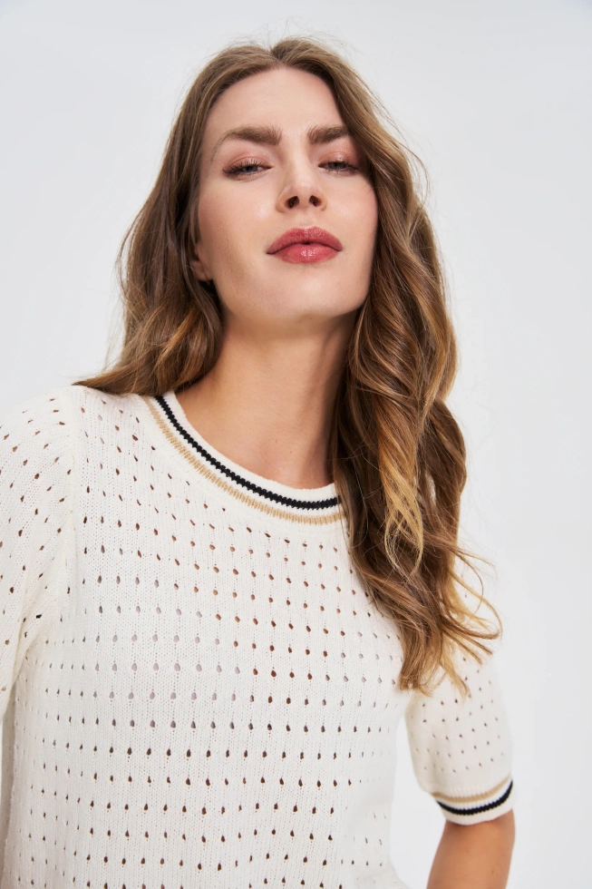 Ażurowy sweter ecru