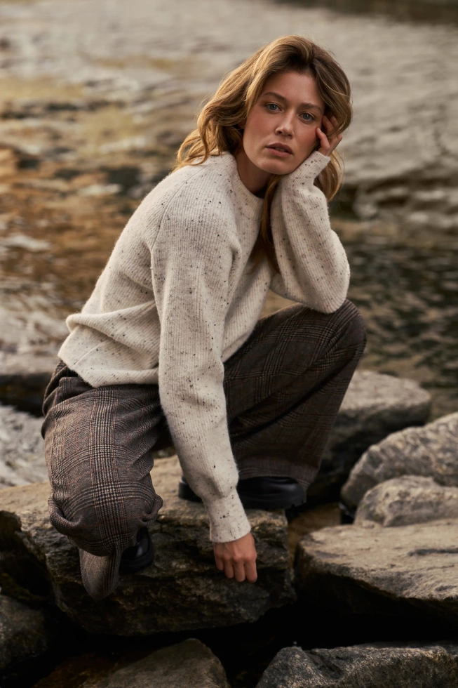 Sweter o prostym fasonie ecru