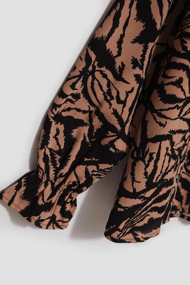 Wzorzysta koszula z dekoltem w serek ciemnobeżowa