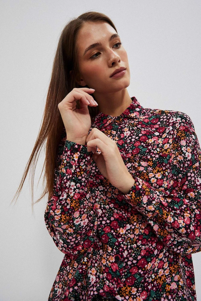 Koszula ze wzorem kwiatów i długimi rękawami czarna