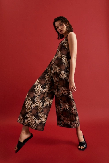 Koszula w tropiklany wzór z wiązanym dekoltem czarna