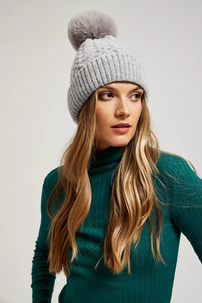 Czapka z futrzanym pomponem szara