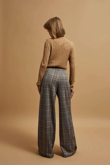 Spodnie w kratę z szerokimi nogawkami