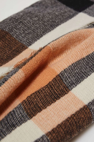 Szalik w kratę brzoskwiniowy