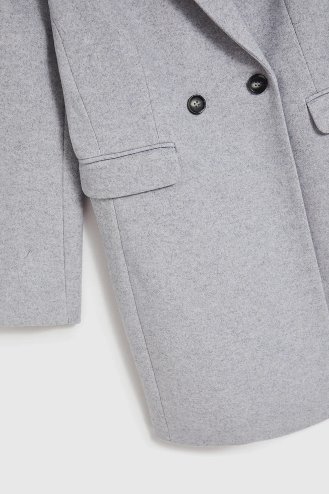 Prosty płaszcz zapinany na guziki szary