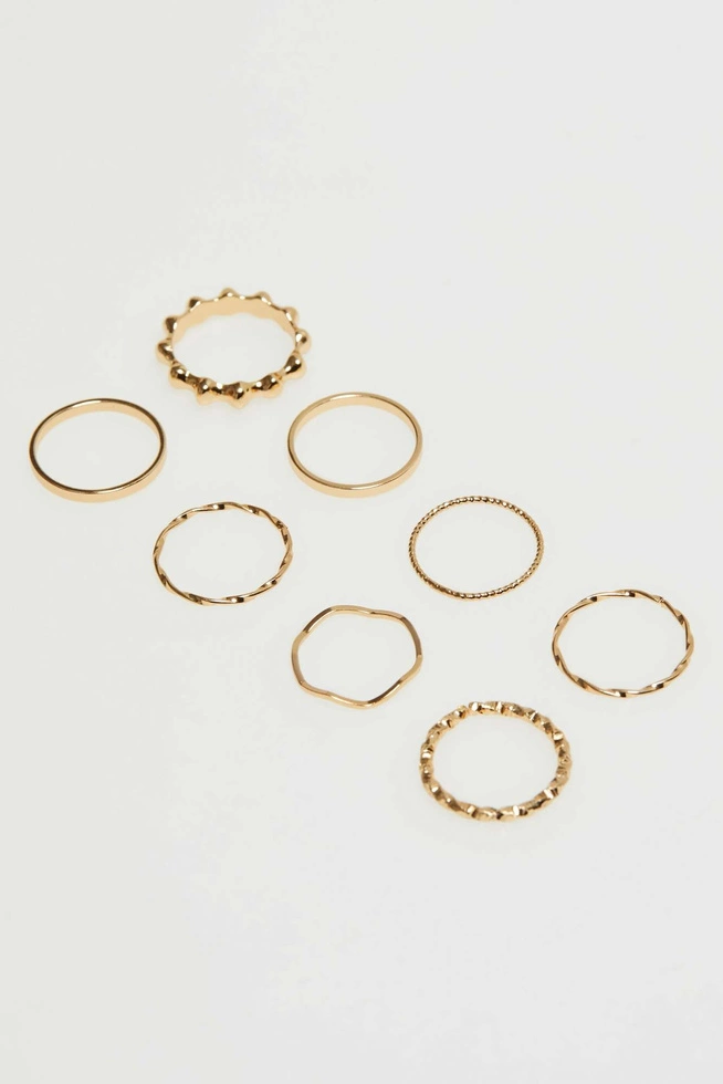 Zestaw delikatnych pierścionków w kolorze złota