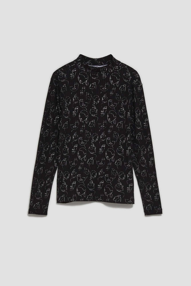 Bluzka z printem w kształcie twarzy i półgolfem czarna