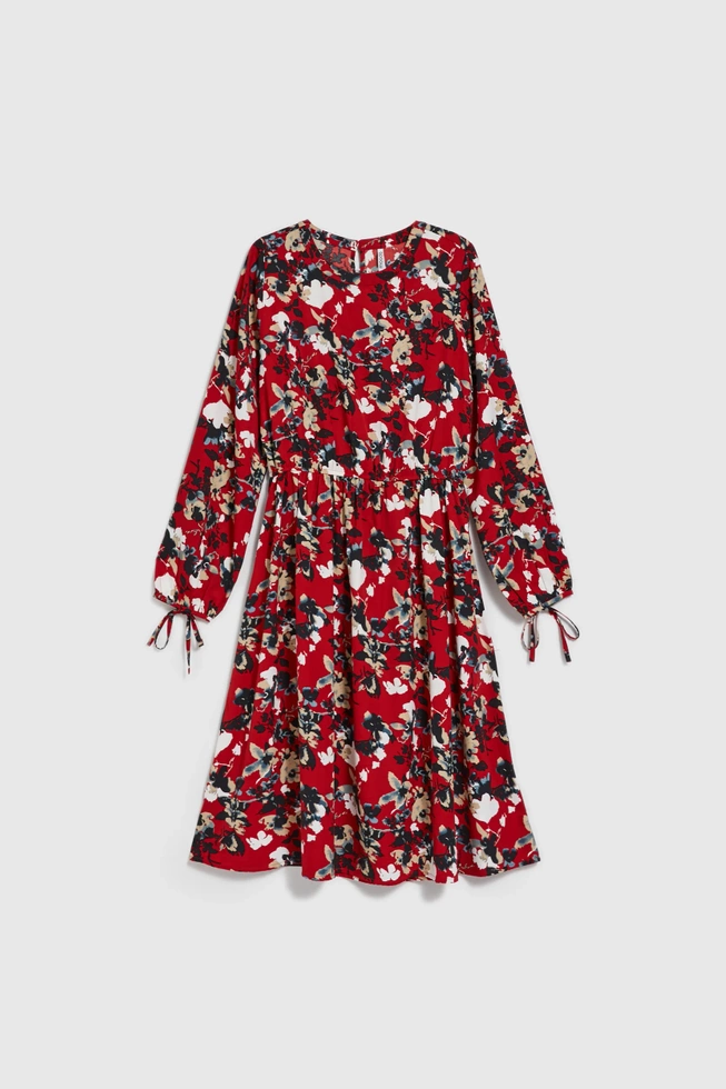 Sukienka w kwiaty z bufiastymi rękawami czerwona