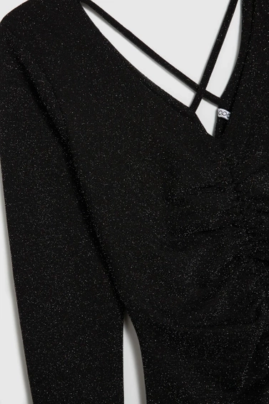 Dopasowana sukienka ozdobiona metaliczną nitką czarna