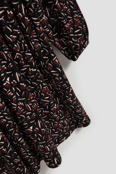 Sukienka z bufiastymi rękawami i rozkloszowanym dołem czarna