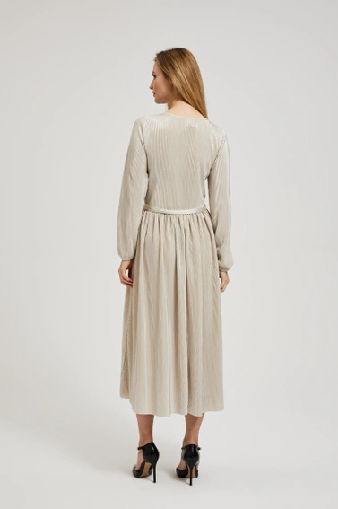 Prążkowana sukienka z związaniem w talii beżowa