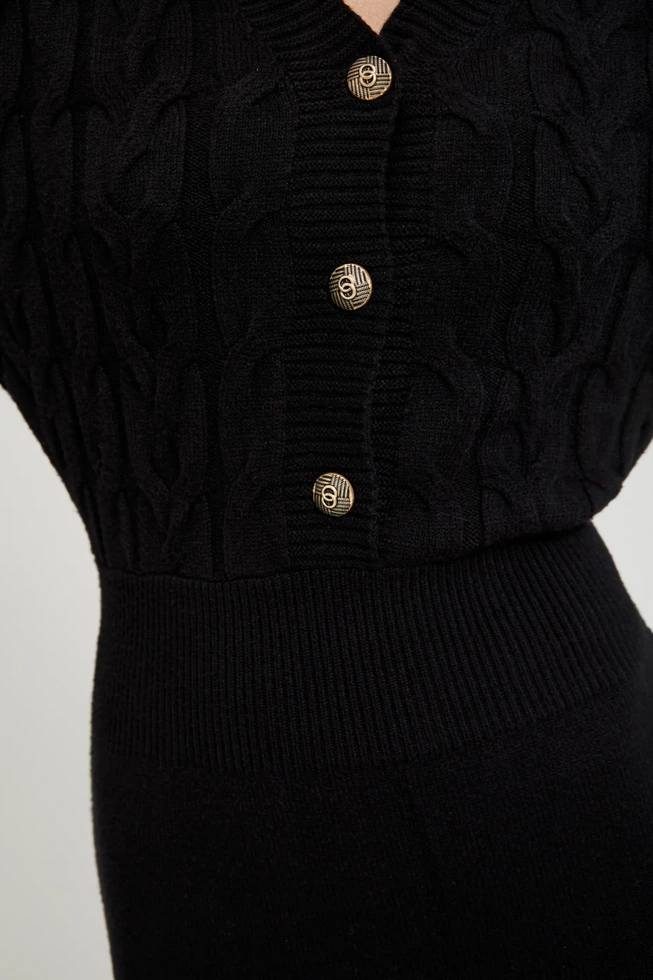 Dzianinowa sukienka ozdobiona guzikami czarna