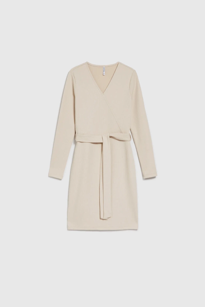 Dzianinowa sukienka o dopasowanym fasonie beżowa