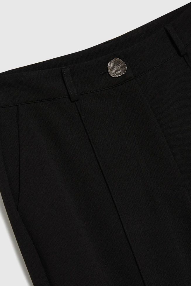 Gładkie spodnie z ozdobnym guzikiem czarne