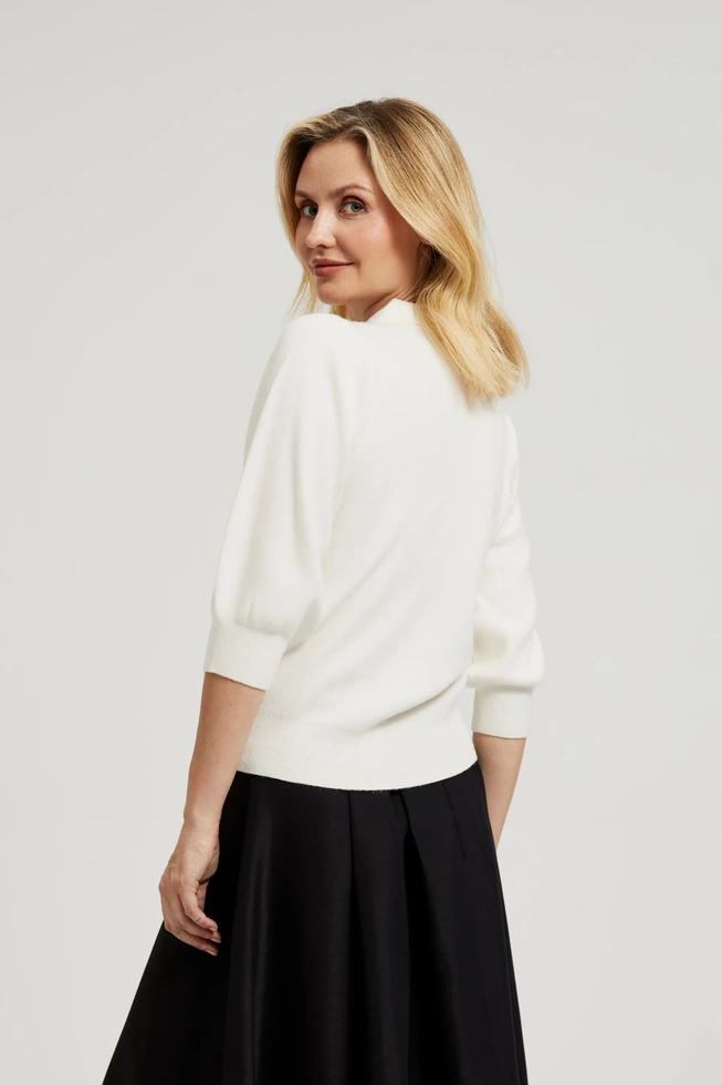 Sweter z krótkimi rękawami i ozdobnymi guzikami ecru