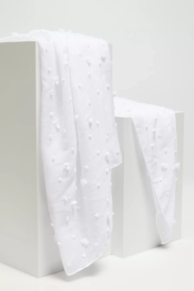 Gładki letni szal biały