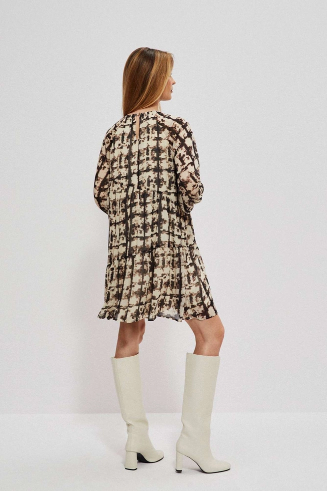 sukienka z wzorzystym printem i falbaną