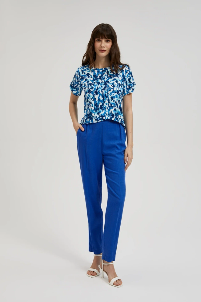 Bluzka w kwiatowym wzorem niebieska