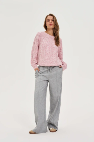 Sweter z ozdobnym splotem różowy