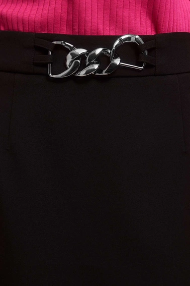 Spódnica z ozdobnym paskiem