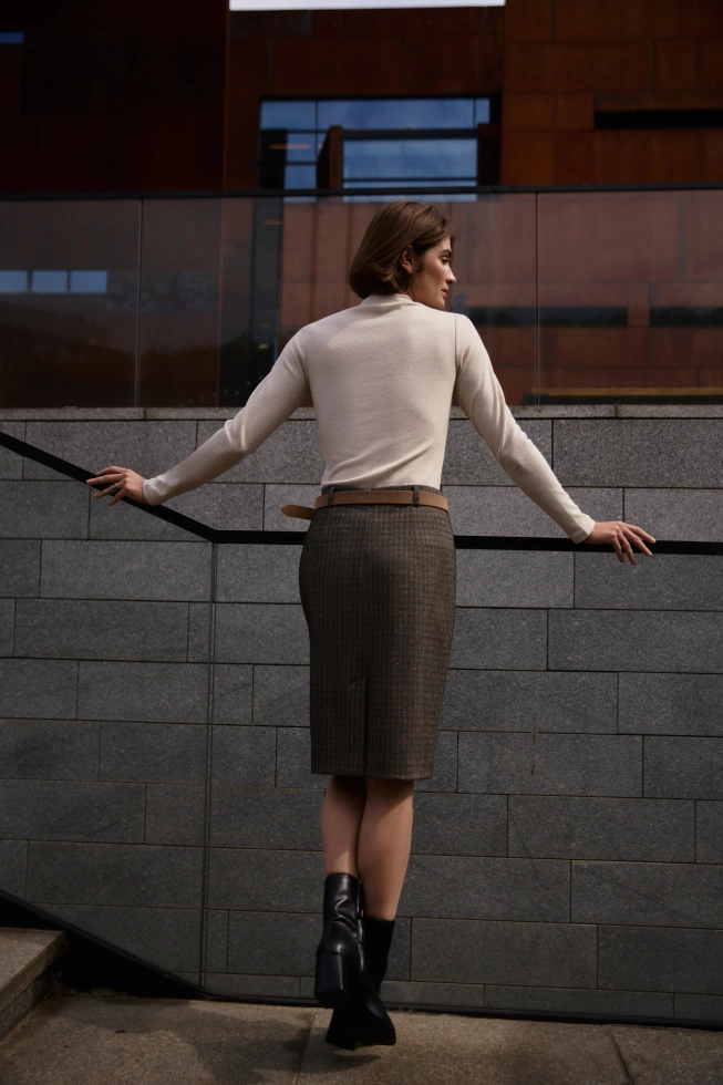 Ołówkowa spódnica do kolan ciemnobeżowa