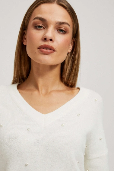 Sweter z dekoltem w serek z koralikami perłowy