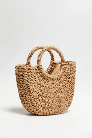 Pleciona torebka z okrągłym uchwytem beżowa