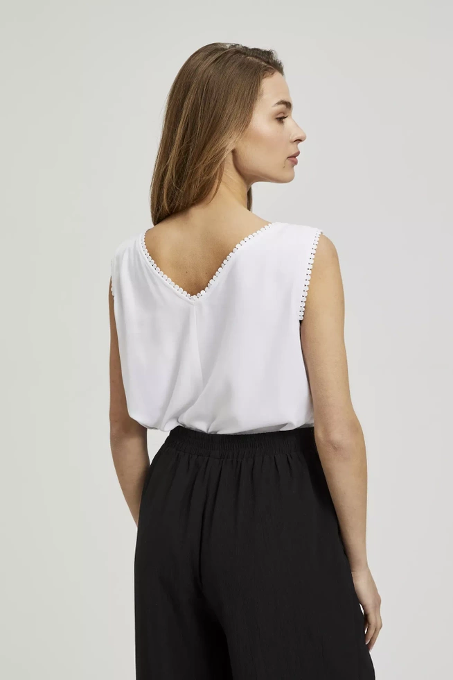 Gładka koszula z dekoltem w serek biała