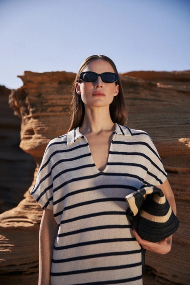 Sukienka z dekoltem w serek w paski beżowa