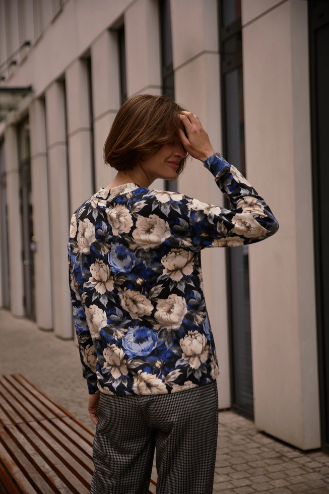 Bluza w kwiaty z dekoltem w serek czarna