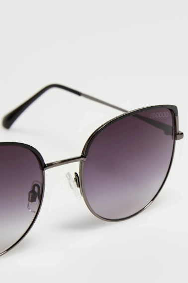 Okulary przeciwsłoneczne z metalowymi oprawkami czarne