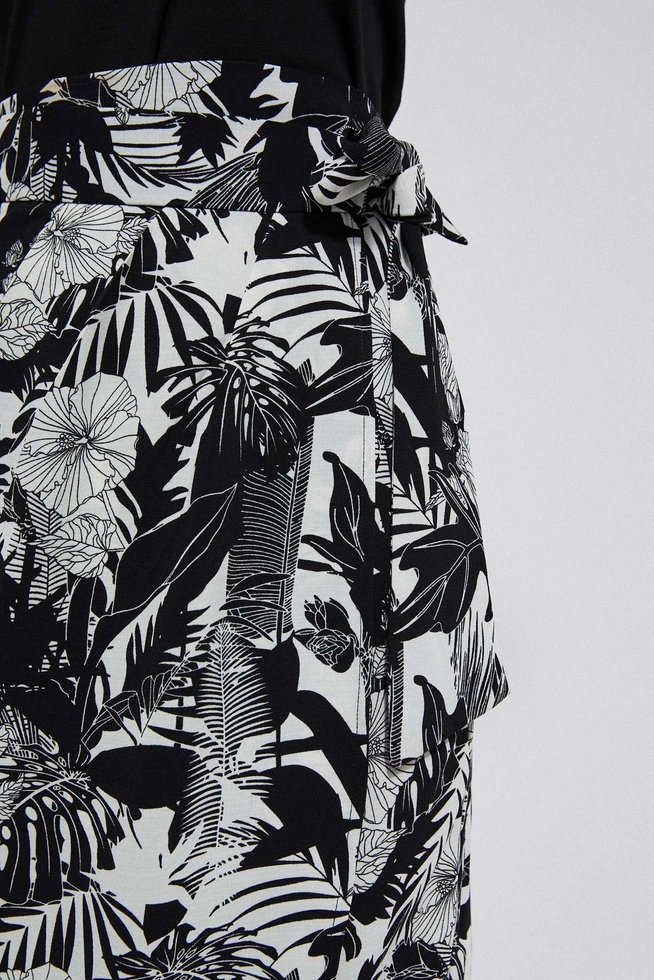 Spódnica z roślinnym nadrukiem czarna