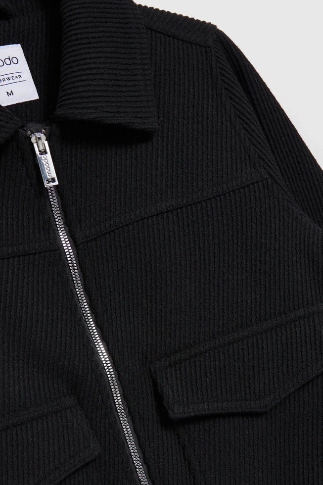 Kurtka z dużymi kieszeniami czarna