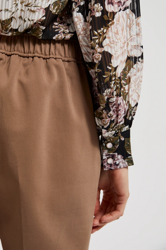 Eleganckie spodnie w kant z ozdobnymi guzikami beżowe