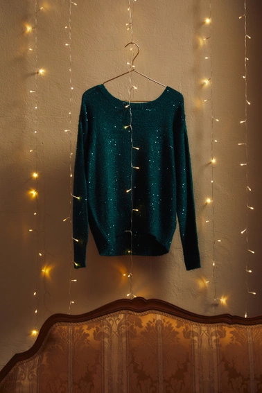 Sweter z cekinami i okrągłym dekoltem zielony