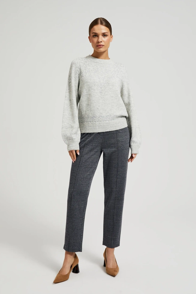 Sweter ozdobiony błyszczącą nitką szary