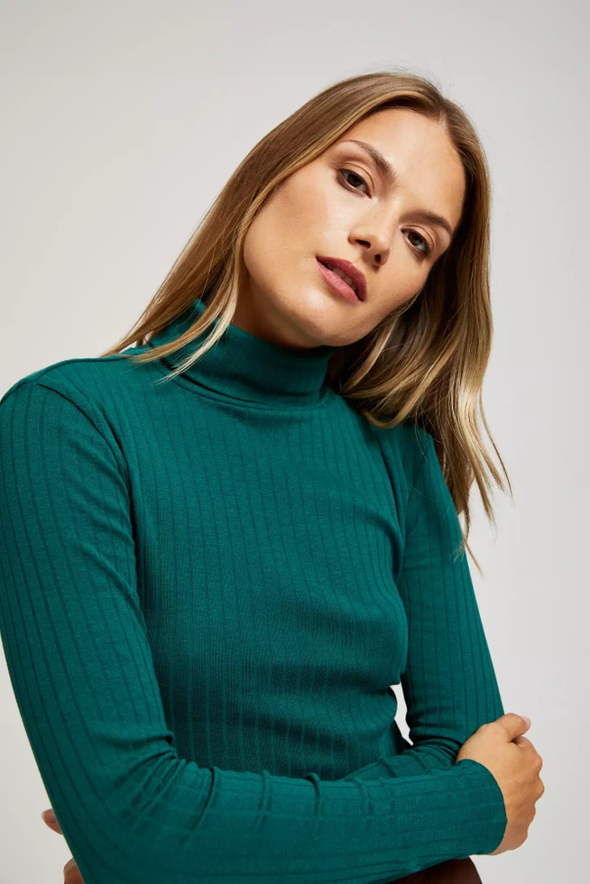 Prążkowana bluzka z golfem szmaragdowa