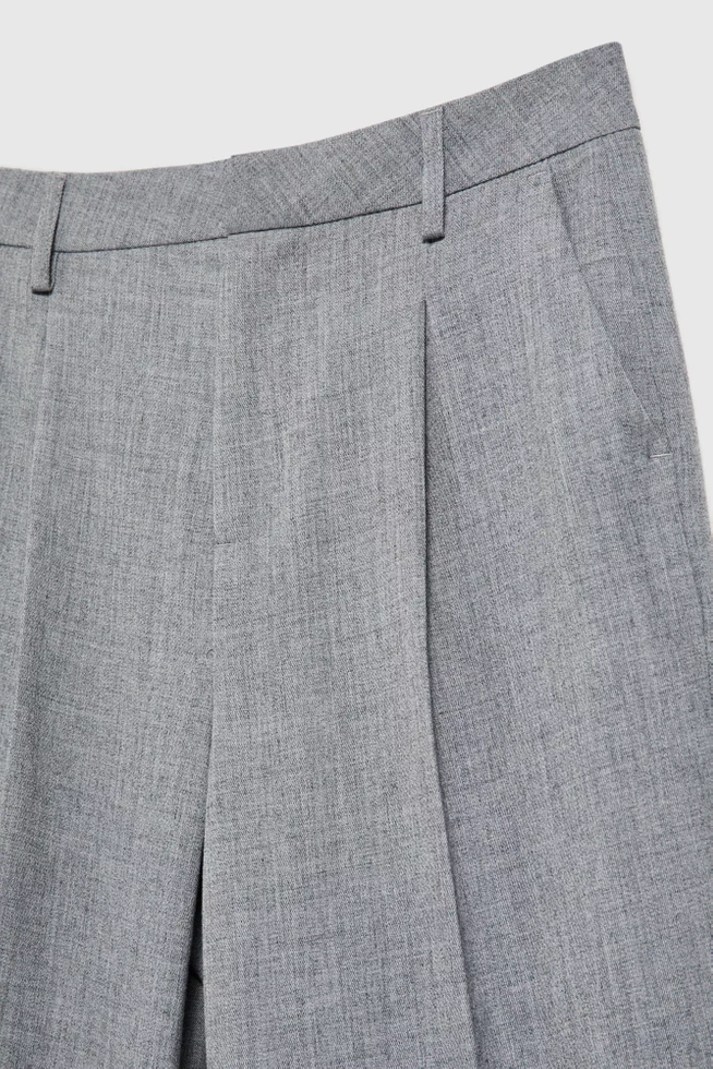 Garniturowe spodnie z podwiniętymi nogawkami w kant szare