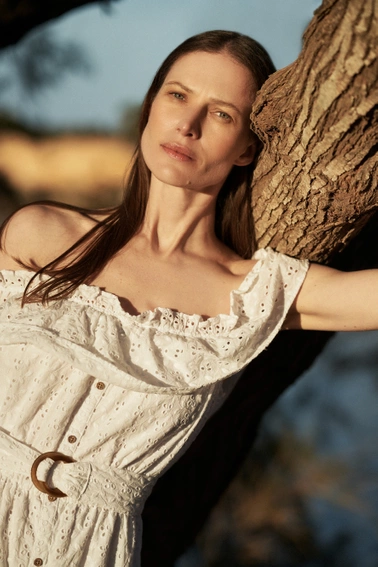 Letnia sukienka midi z paskiem biała