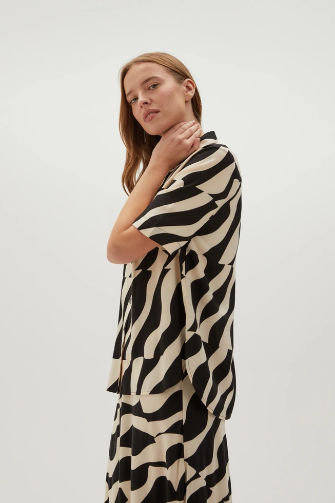 Wiskozowa koszula z krótkimi rękawami czarna