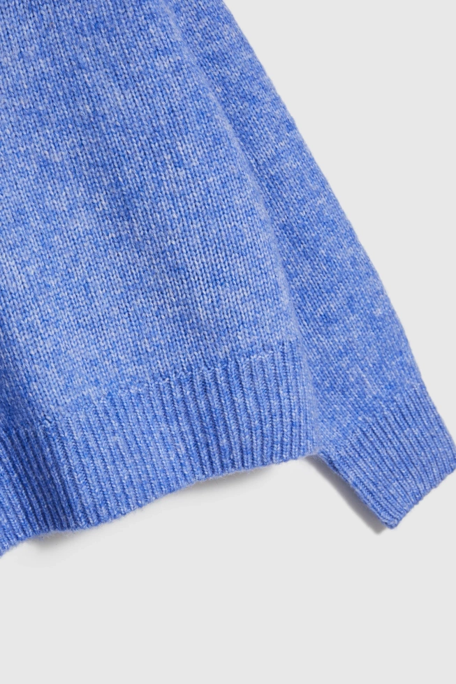 Sweter z dekoltem w serek niebieski