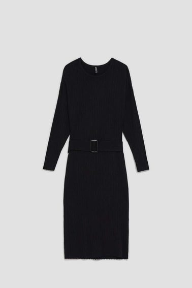 Prążkowana sukienka z paskiem czarna