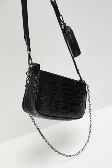 Torebka na ramię z imitacji weżowej skóry czarna