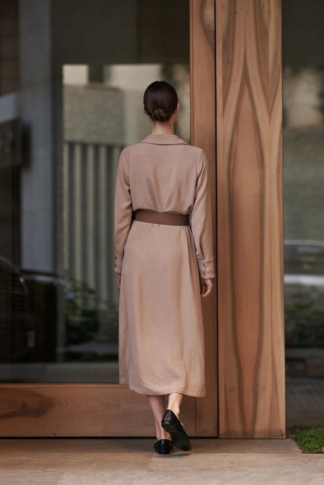 Sukienka midi z szerokim paskiem beżowa