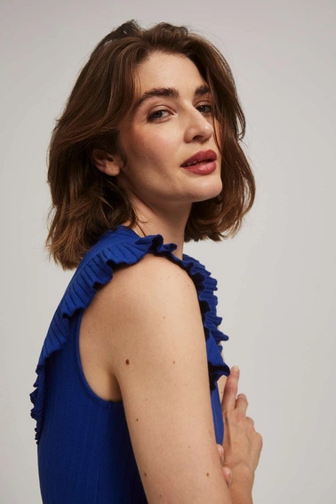 Prążkowana bluzka z falbaną niebieska