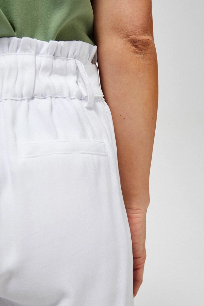 Białe spodenki z wiązaniem