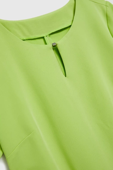 Prosta sukienka o długości przed kolano zielona 