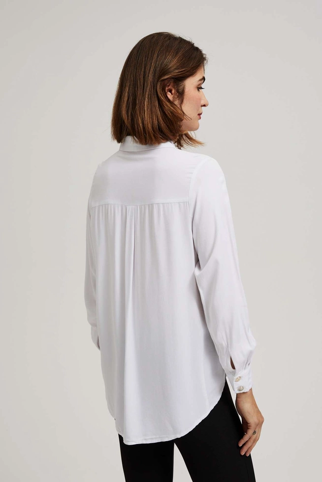 Koszula z ozdobnymi guzikami na dekolcie i rękawach biała